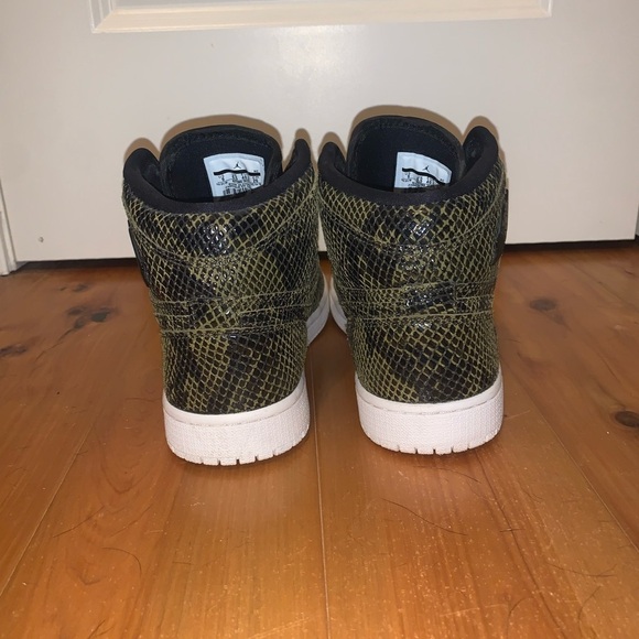 Women’s Snake skin Nike air Jordan sneakers - Picture 4 of 6